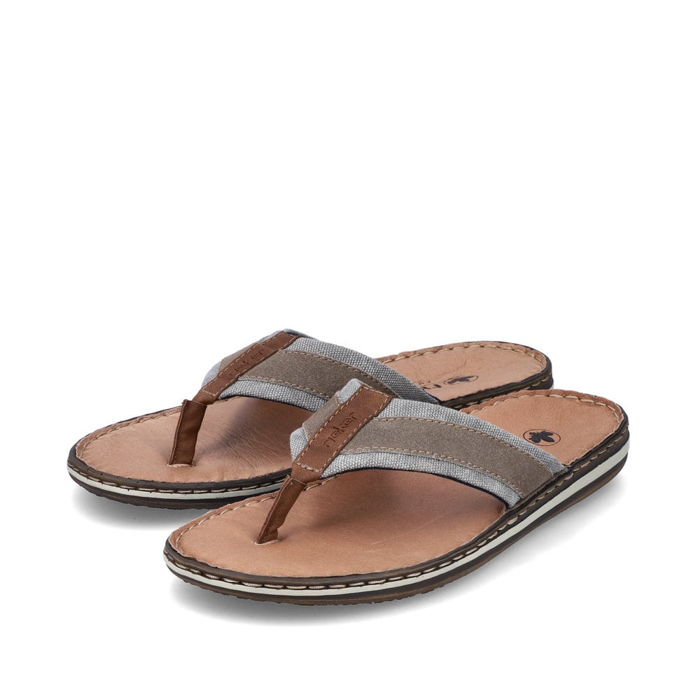 Graubraune Rieker Herren Zehentrenner 21095-42 mit der Komfortweite G. Schuhpaar seitlich schräg.