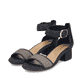Schwarze Rieker Riemchensandaletten 64952-00 mit trendigen Schnalle. Schuhpaar seitlich schräg.