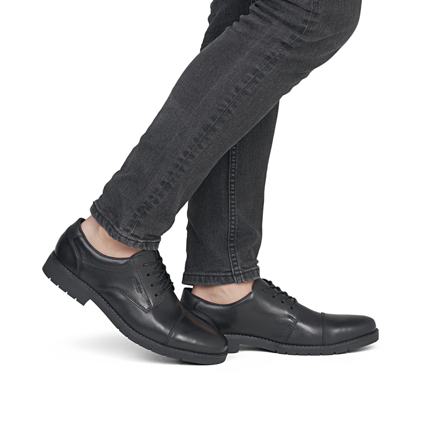 Chaussures à lacets Rieker noires pour hommes 13901-00 en cuir lisse. Chaussure au pied.