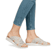 Beige Rieker Damen Pantoletten V0689-63 mit Strasssteinen. Schuh am Fuß.