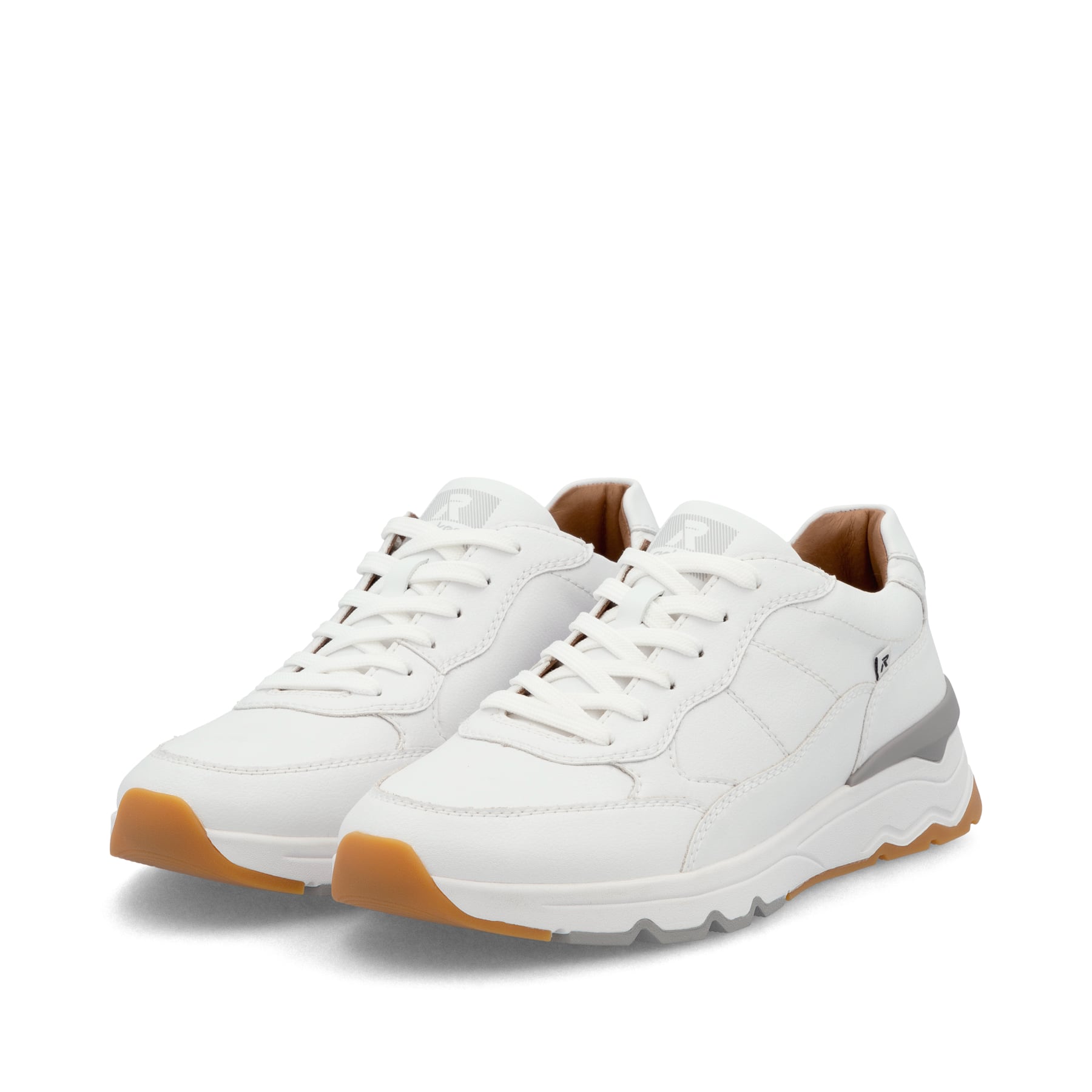 Weiße Rieker Herren Sneaker Low U0904-80 mit Schnürung sowie flexibler Sohle. Schuhpaar seitlich schräg.