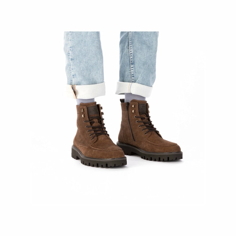 Braune Rieker Herren Schnürstiefel 30414-25 aus Rauleder mit Bergsteiger-Ösen. Schuh am Fuß.