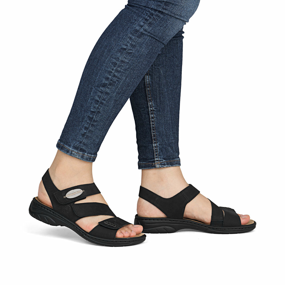 Schwarze Rieker Damen Riemchensandalen 64573-00 mit einem Klettverschluss. Schuh am Fuß.