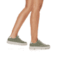 Grüne Rieker Damen Sneaker Low N59W2-52 mit einer Schnürung sowie Krokodiloptik. Schuh am Fuß.