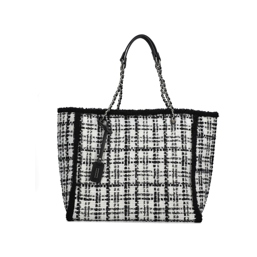 Rieker Shopper H1667-90 in Weiß-Schwarz mit verflochtener Kette, Fellrand, Reißverschluss und Handyfach. Vorderseite.