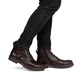 
Nussbraune Rieker Herren Schnürstiefel F3604-25 mit einer robusten Profilsohle. Schuh am Fuß