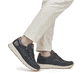 Blaue Rieker Herren Sneaker Low B0701-14 mit Reißverschluss sowie Komfortweite G. Schuh am Fuß.