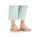 Rosane Rieker Keilsandaletten V3641-31 mit Gummizug sowie einer leichten Sohle. Schuh am Fuß.