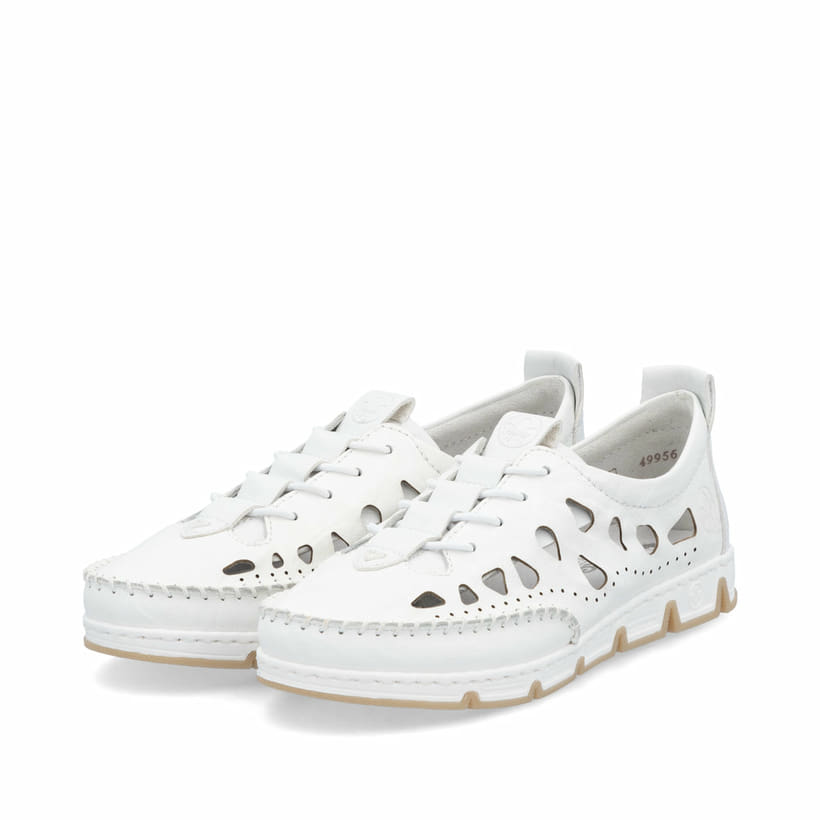 Weiße Rieker Damen Slipper 49956-80, Barfußschuhe mit einem Gummizug. Schuhpaar seitlich schräg.