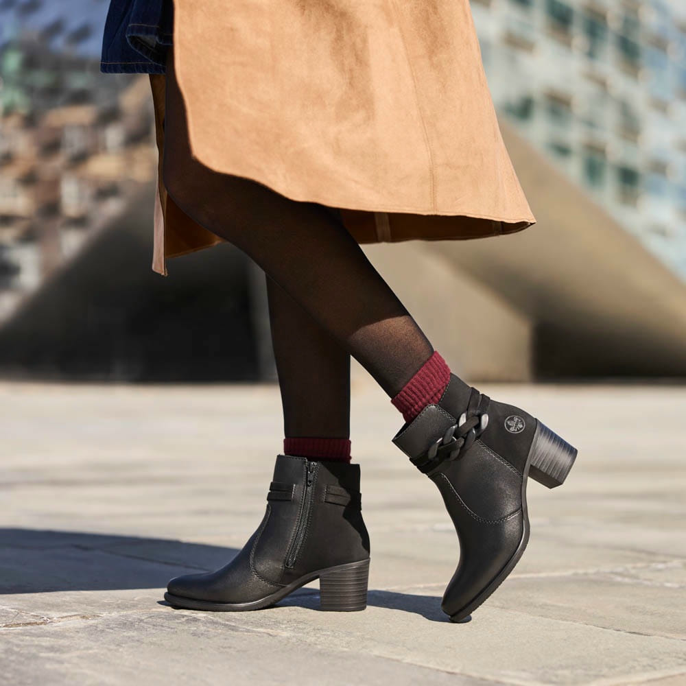 Schwarze Rieker Damen Stiefeletten Y2066-00 getragen