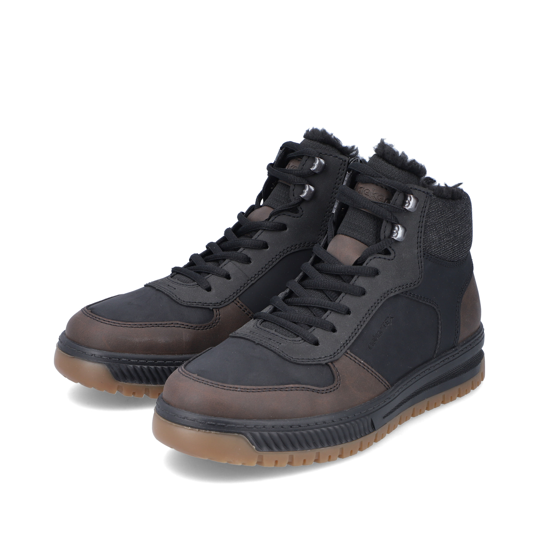 Asphaltschwarze Rieker Herren Schnürstiefel 38545-00 mit einer robusten Profilsohle. Schuhpaar schräg.