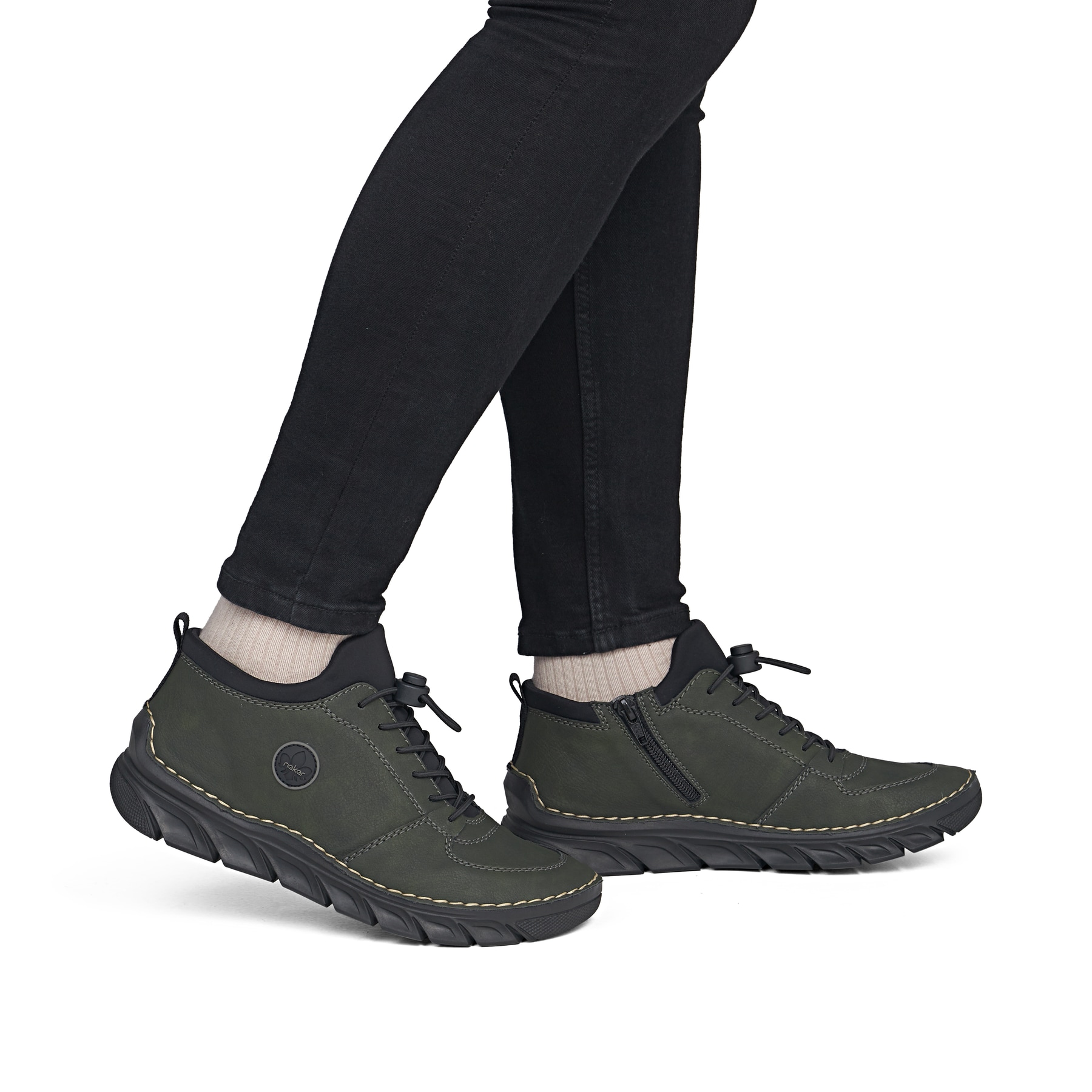 Dunkelgrün-schwarze Rieker Damen Kurzstiefel 55071-54 mit einem Reißverschluss. Schuh am Fuß.