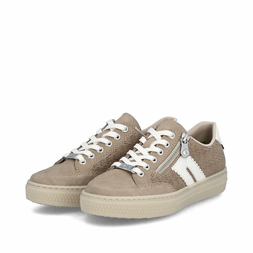 Braune Rieker Damen Sneaker Low L5903-20 aus Glattleder mit einem Reißverschluss. Schuhpaar seitlich schräg.