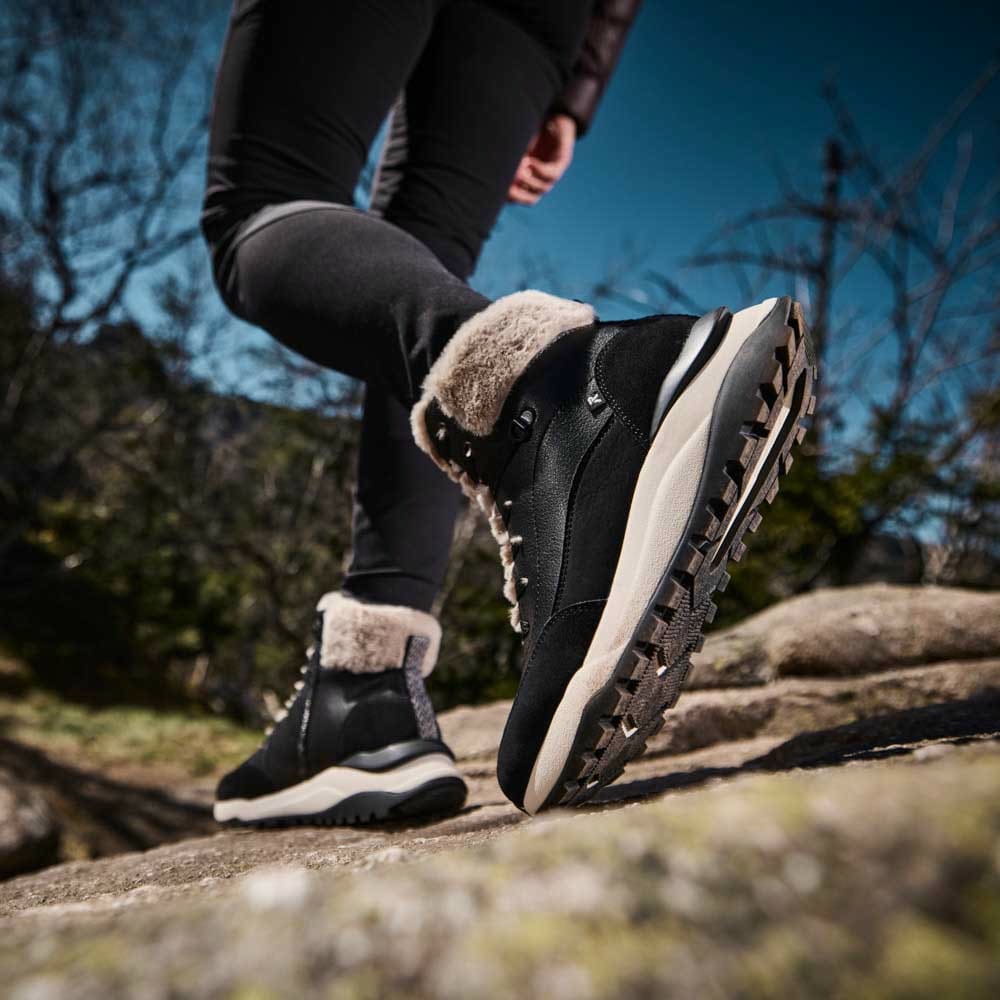 Schwarze Rieker Damen Schnürstiefel W2571-00 getragen