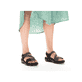 Schwarze vegane Rieker Damen Trekkingsandalen 64870-00 mit einem Klettverschluss. Schuh am Fuß.