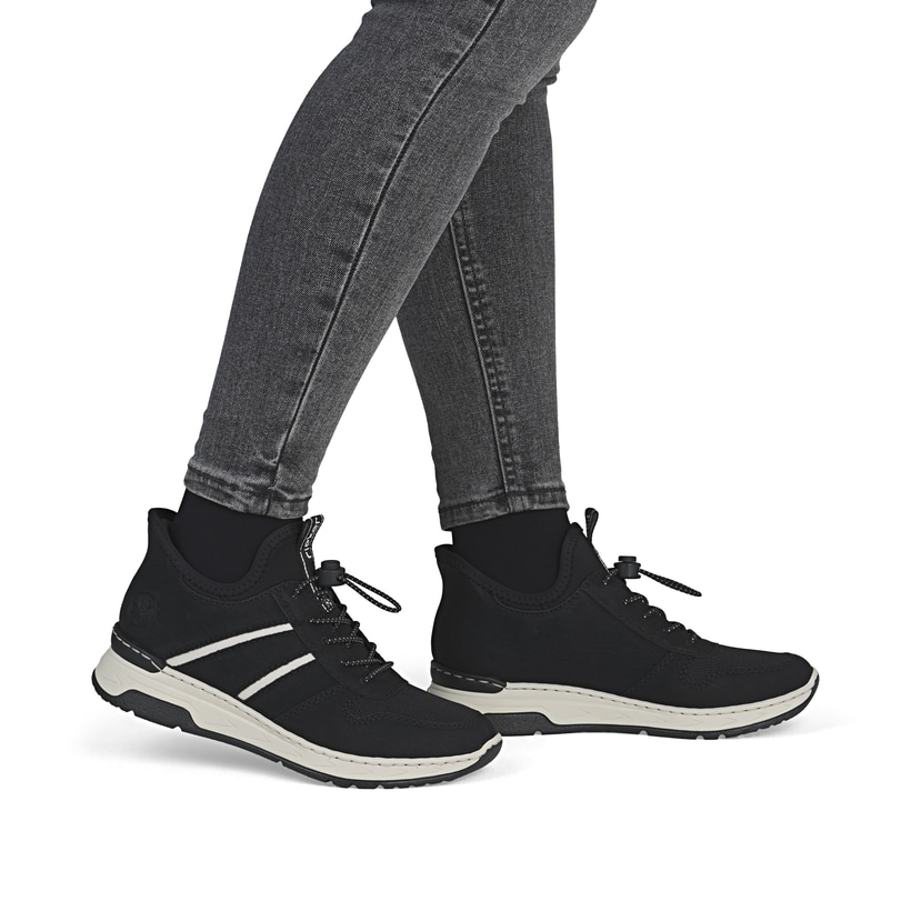 Schwarze Rieker Damen Slipper M0059-00 mit easy Hineinschlüpf-Möglichkeit. Schuh am Fuß.