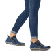 
Ozeanblaue Rieker Damen Slipper Z7582-00 mit einer Profilsohle. Schuh am Fuß