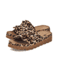 Braune Rieker Damen Pantoletten V8763-61 mit modischen Raffungen. Schuhpaar seitlich schräg.