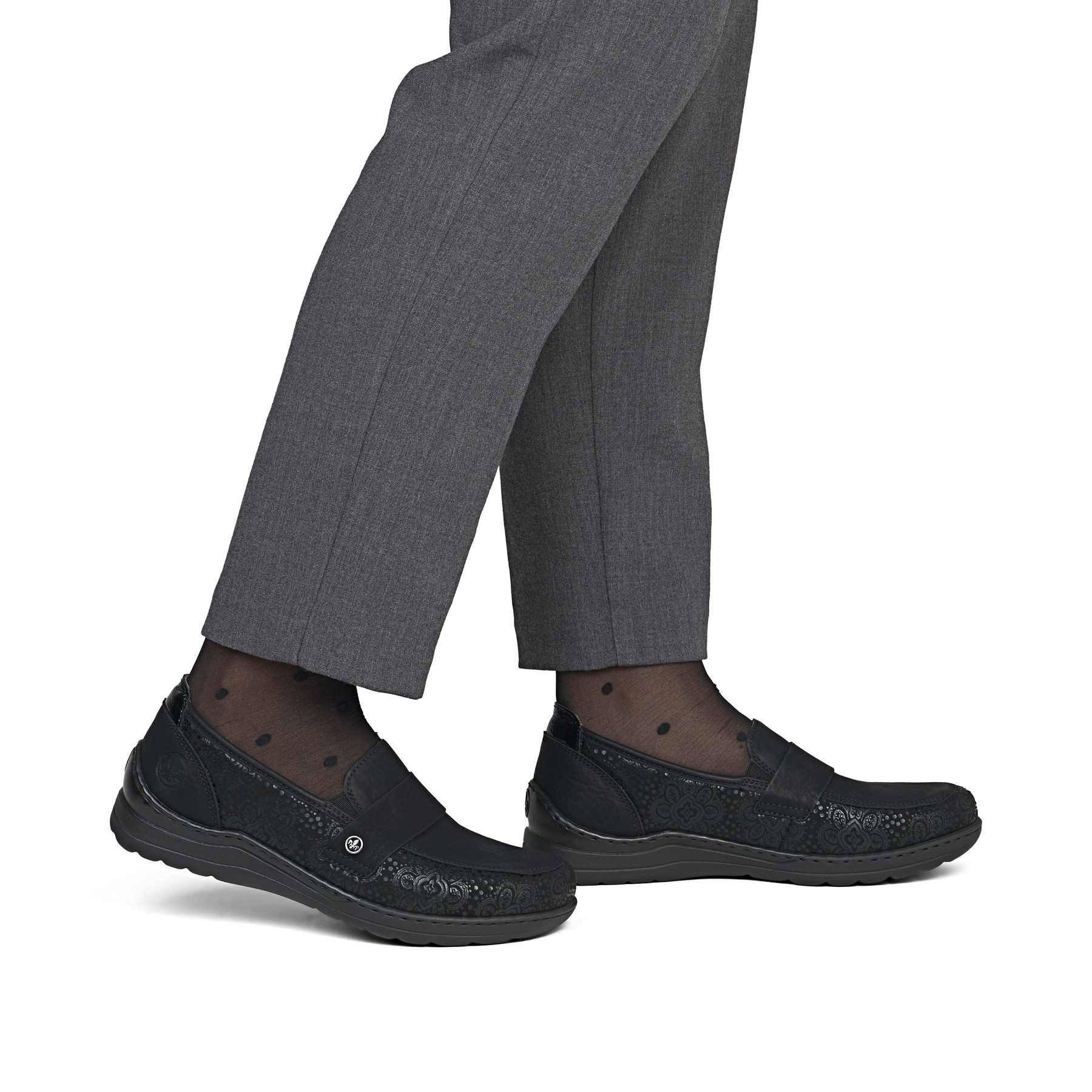 Mocassins Rieker noirs pour femmes 48968-00 avec bande élastique. Chaussure au pied.