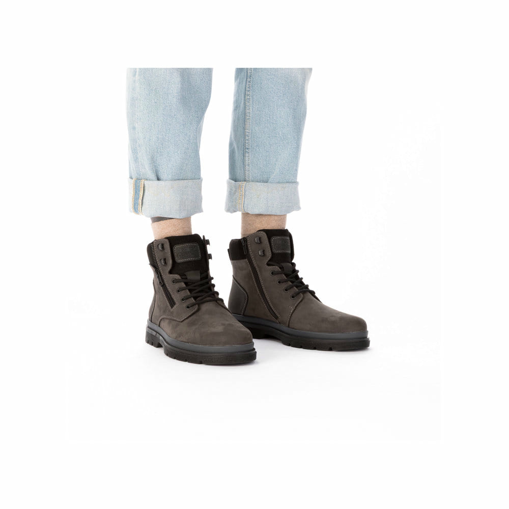 Bottes à lacets Rieker grises pour homme 32312-42 en cuir suédé. Chaussure au pied.