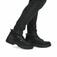 Asphaltschwarze Rieker Herren Schnürstiefel F5410-00 mit Flip-Grip Sohle mit Spikes. Schuh am Fuß