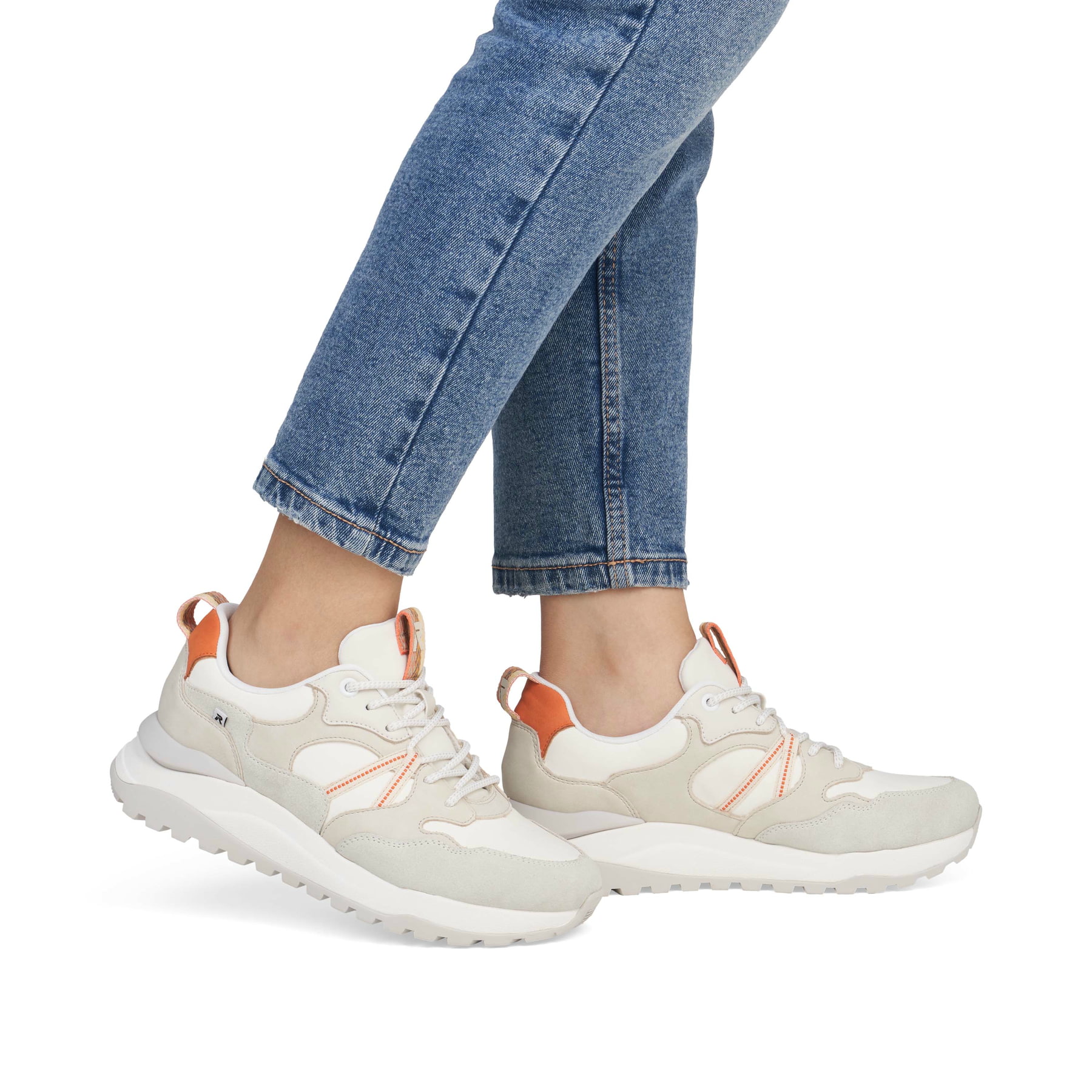 Baskets basses Rieker blanches pour femme W2501-80 avec lacets. Chaussure au pied.