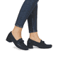 Schwarze Rieker Damen Loafer 41660-00 mit Deko-Kette sowie einem Gummizug. Schuh am Fuß.