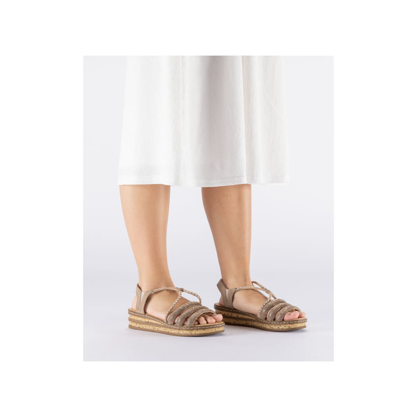 Braune Rieker Keilsandaletten 62977-90 mit Strasssteinen sowie einem Gummizug. Schuh am Fuß.