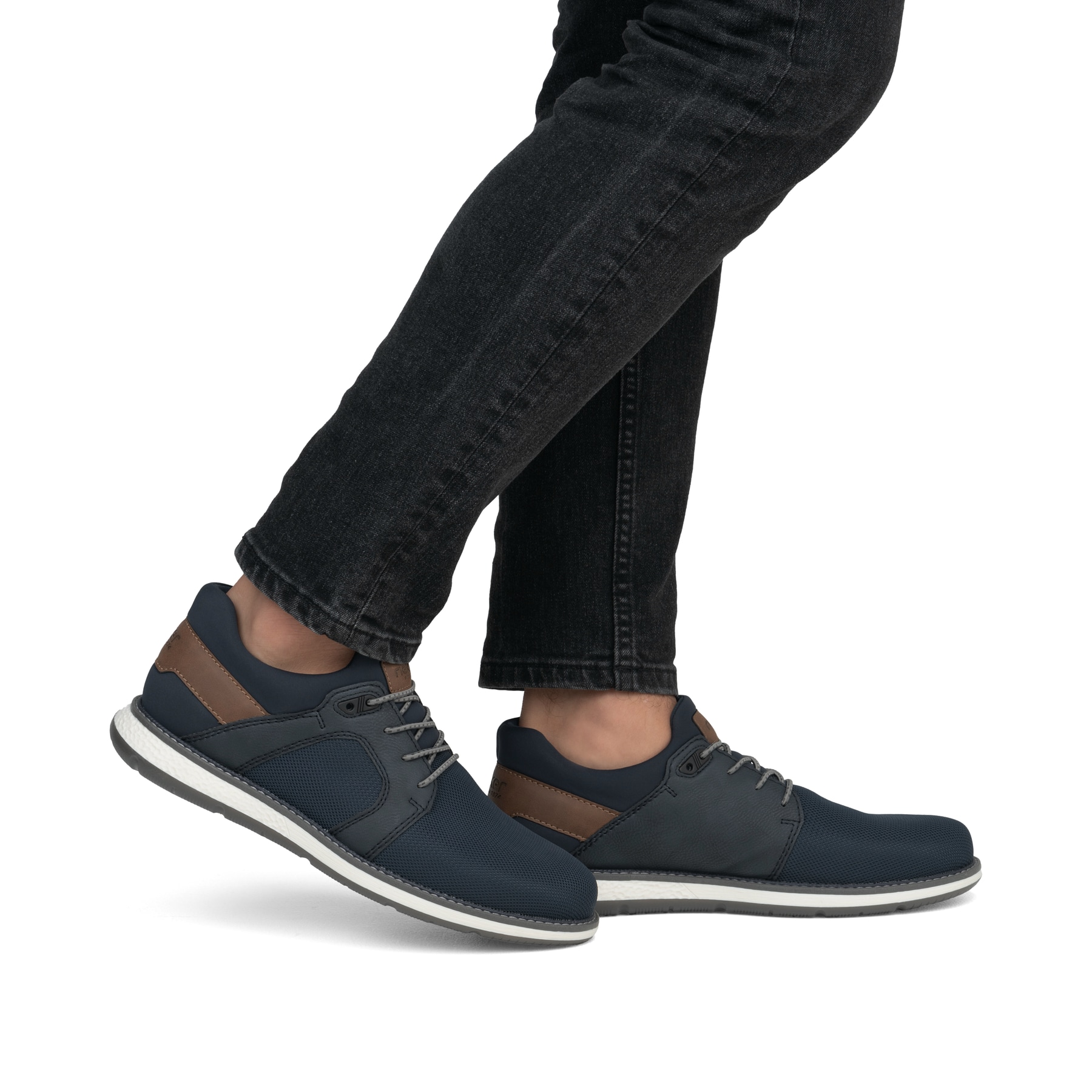 Blaue Rieker Herren Slipper 04452-14 mit einem Gummizug sowie Komfortweite G 1/2. Schuh am Fuß.