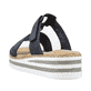 Marineblaue Rieker Damen Pantoletten V0620-14 mit einem Klettverschluss. Schuh von hinten.