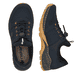 Blaue Rieker Damen Slipper M0564-14 mit einem Gummizug sowie Komfortweite G 1/2. Schuh von oben, liegend.