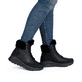 Schwarze Rieker Damen Schnürstiefel W0063-02 mit wasserabweisender TEX-Membran. Schuh am Fuß.