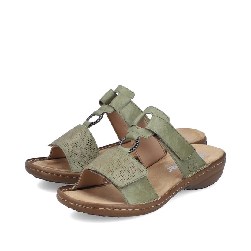 Grüne Rieker Damen Pantoletten 60885-54 mit einem Klettverschluss. Schuhpaar seitlich schräg.