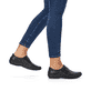 Mattschwarze Rieker Damen Slipper L1751-00 mit Gummizug. Schuh am Fuß.