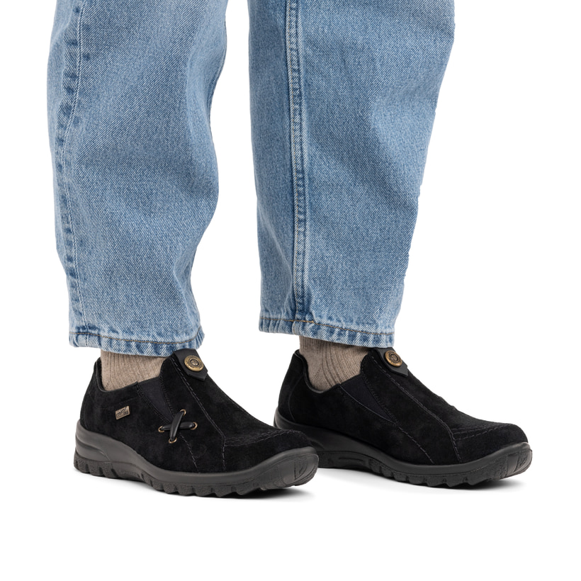 Tiefschwarze Rieker Damen Slipper L7171-00 mit einer schockabsorbierenden Sohle. Schuh am Fuß