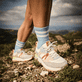 Weiße Rieker Damen Sneaker Low W2501-82 mit Schnürung sowie super leichter Sohle. Schuh am Model.