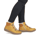 Ockerfarbene Rieker Damen Schnürstiefel N0711-68 mit farbenfrohen Details. Schuh am Fuß.