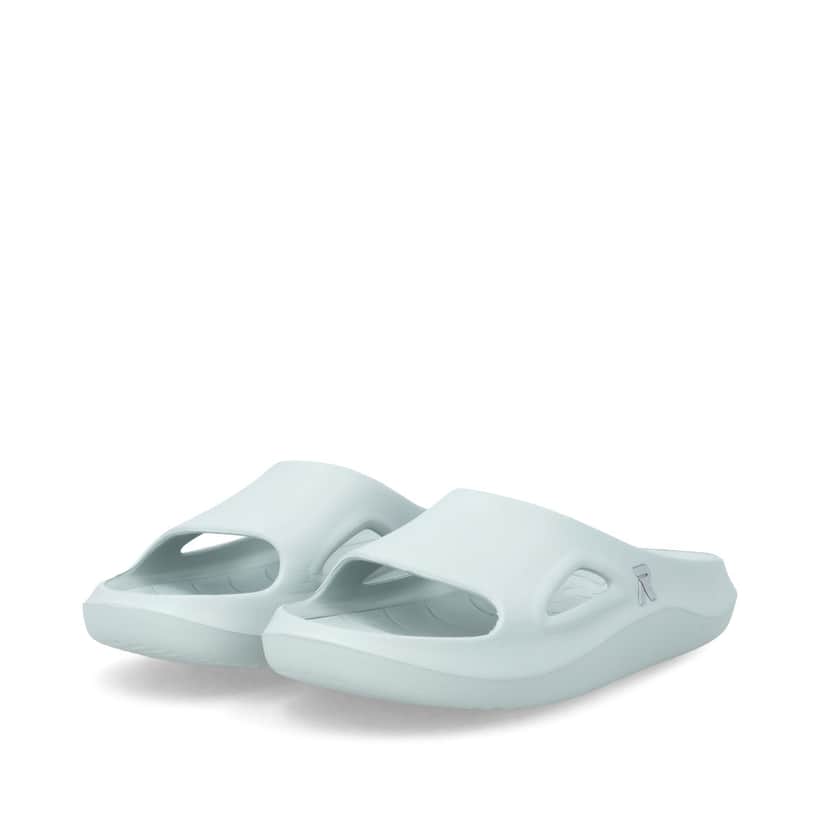 Grüne Rieker Damen Pantoletten W3450-53 mit flexibler und ultraleichter Sohle. Schuhpaar seitlich schräg.