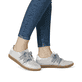 Graue Rieker Damen Slipper L9728-40 mit Gummizug sowie gepolsterter Einlegesohle. Schuh am Fuß.