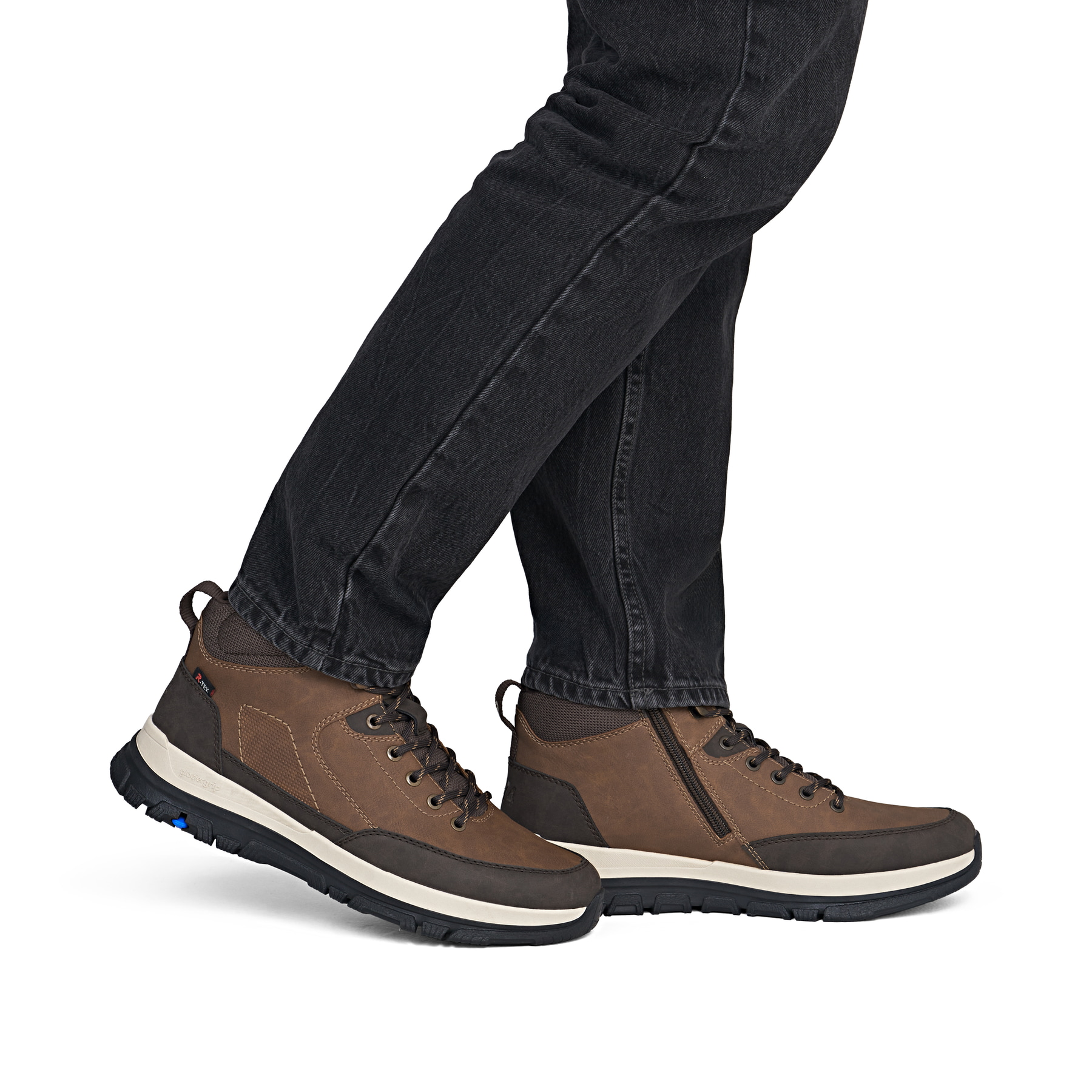 Braune Rieker Herren Schnürstiefel B9501-24 mit dem umdrehbaren Glacier Grip. Schuh am Fuß.