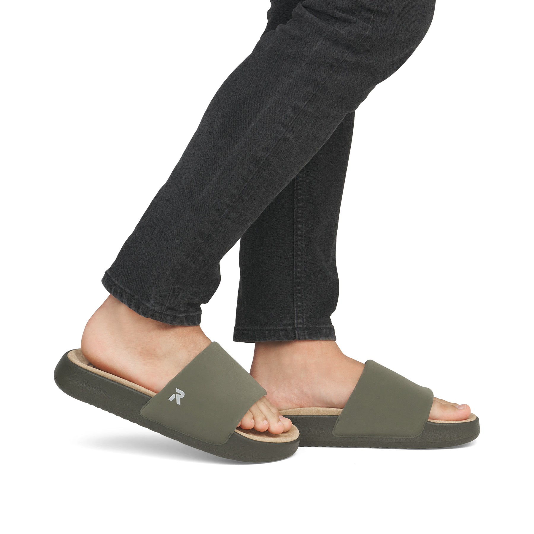 Grüne Rieker Herren Pantoletten U3250-54 mit flexibler und ultraleichter Sohle. Schuh am Fuß.