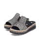 Schwarze Rieker Damen Pantoletten V7953-00 mit einem Gummizug. Schuhpaar seitlich schräg.