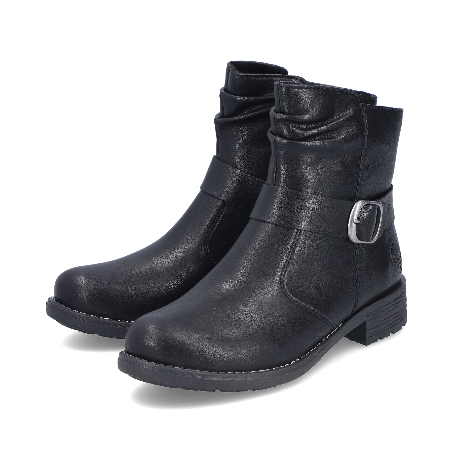Schwarze Rieker Damen Biker Boots 79462-00 mit dekorativer Schnalle. Schuhpaar seitlich schräg.