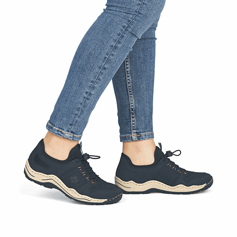 Dunkelblaue Rieker Damen Slipper L0593-14 mit einem Gummizug. Schuh am Fuß.
