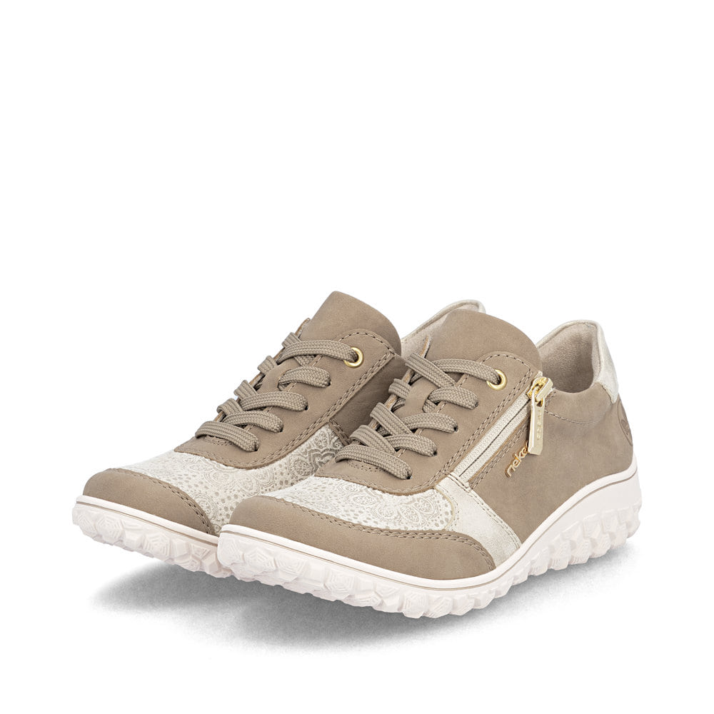 Beige Rieker Damen Schnürschuhe 59502-62 mit Reißverschluss sowie Extraweite H. Schuhpaar seitlich schräg.