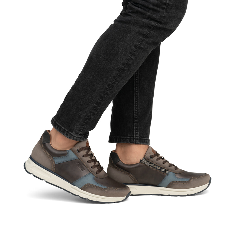 Braune Rieker Herren Sneaker Low B0704-25 mit einem Reißverschluss. Schuh am Fuß.