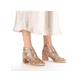 Mehrfarbige Rieker Riemchensandaletten 64780-90 mit einem Klettverschluss. Schuh am Fuß.