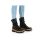 
Asphaltschwarze Rieker Damen Kurzstiefel 75650-00 mit einer schockabsorbierenden Sohle. Schuh am Fuß
