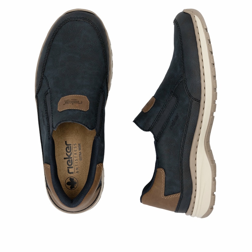 Blaue Rieker Herren Slipper 03365-14 mit einem Gummizug sowie der Extraweite H. Schuh von oben, liegend.