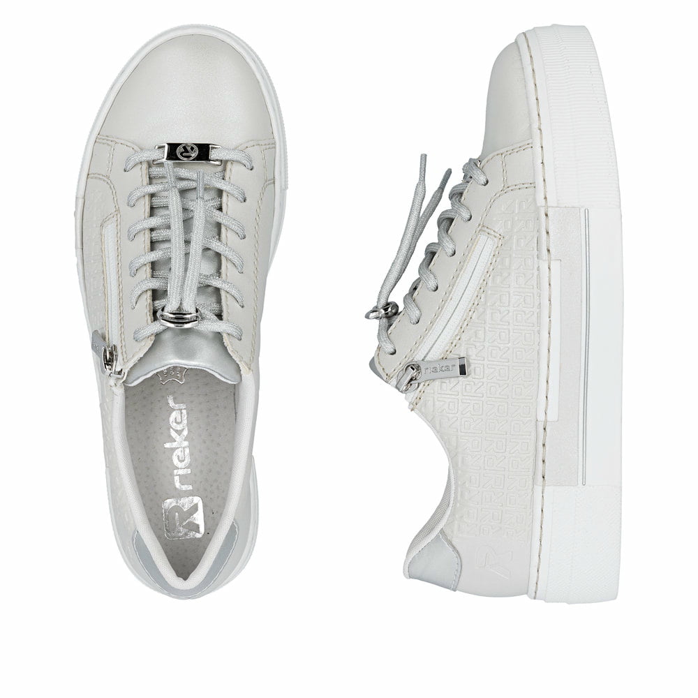 Silberne Rieker Damen Sneaker Low N4960-90 mit dekorativer Prägung. Schuh von oben, liegend.